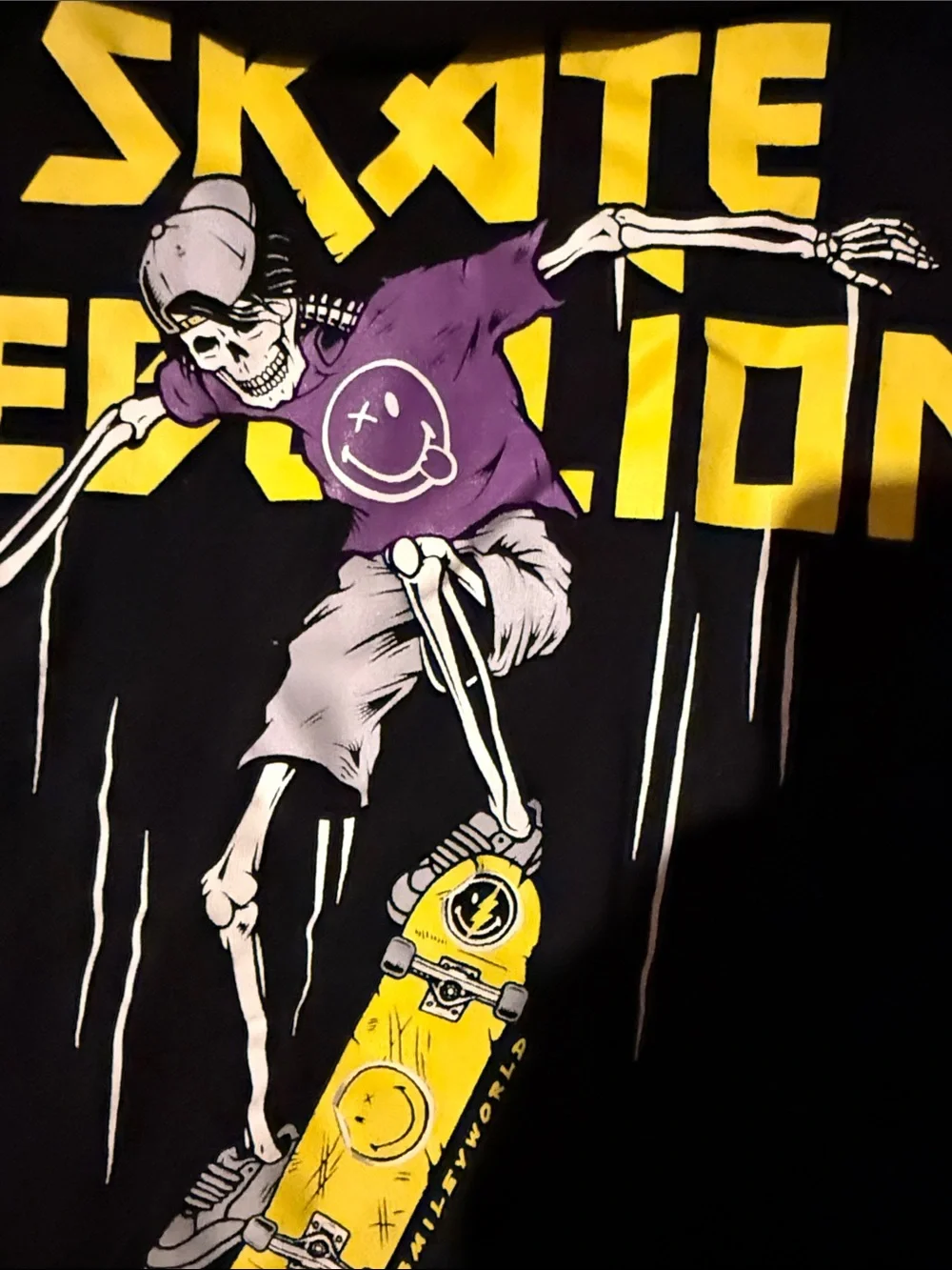 🏖️10 items for $20☀️ Old Navy Black Graphic Tee with Yellow Skateboard & Purple